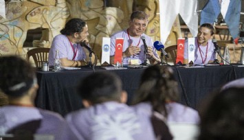 Balkan Tugay öğrencilerle buluştu: Belediyeler kuru siyaset yapılan yerler değil