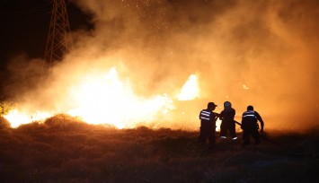 Çeşme’de yangınla mücadele sürüyor