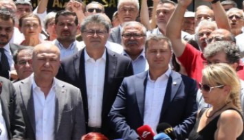 CHP’den İzmir Adliyesi önünde gözaltı tepkisi: 'Delil yok, niyet siyasi