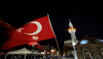 İzmir'de tüm camilerden aynı anda sela sesi yükseldi