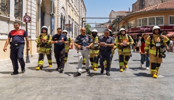 İzmir İtfaiyesi yangınlara dikkat çekmek için sokağa indi