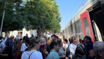 İzmir-Uşak treninde kaos: Arıza nedeniyle iki saati aşkın bekleyen yolcuların çoğu istasyonu terk etti