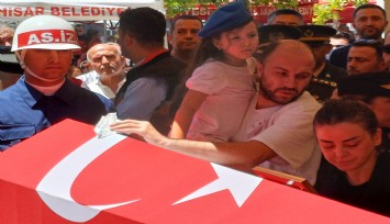Şehit Astsubay Fikret Mangura’ya son veda: Kızı Deniz’in tabuta bakışı yürekleri dağladı