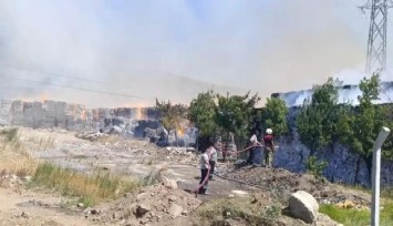 Torbalı'da kağıt fabrikasındaki yangına müdahale sürüyor
