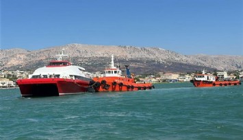 Çeşme-Sakız seferinde yolcu gemisi arıza yaparak limandaki Yunan gemilerine çarptı