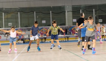 İzmir’de buz pistinde tekerlekli paten keyfi