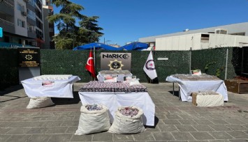 İzmir'de narkotik polisinden zehir tacirlerine büyük darbe