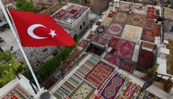 Kayseri’de yere yıllanmış halılar serildi, ortaya renkli görüntüler çıktı