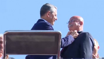 Özgür Özel duyurdu: 'Bugün fiilen bir belediyeyi CHP'ye katıyoruz'