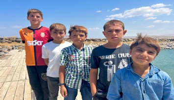 Sodalı Van Gölü çocukların saçlarını sarıya boyuyor