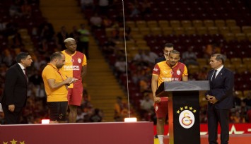 Victor Osimhen ve Leroy Sane için stadyumda imza töreni düzenlendi