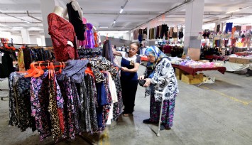 Bornova’da Kıyafet Pazarı büyük ilgi görüyor