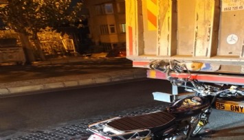 Bornova’da motosiklet kamyona çarptı: 1 kişi hayatını kaybetti, 1 kişi yaralandı
