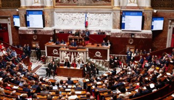 Fransa'da güvenoyu alamayan François Bayrou hükümeti düştü