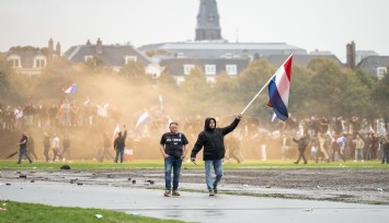 Hollanda’daki gösterilerde protestocular polisle çatıştı