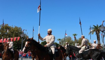 Dolu dolu kutlama: İzmir’in kurtuluşu canlandırıldı