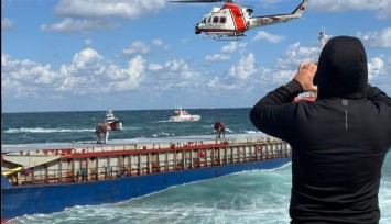 Karaya oturan geminin mürettebatına helikopterle tahliye