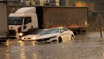 Manisa’da sağanak yağış sokakları göle çevirdi