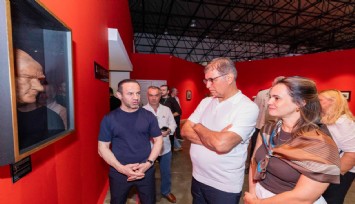 İzmir'de Refik Anadol ve Atatürk sergileri açıldı