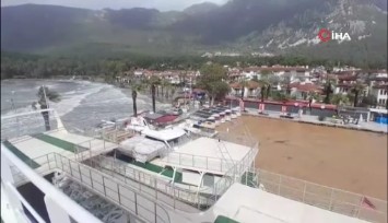 Akyaka’da sağanak sonrası denizin rengi kahverengiye döndü
