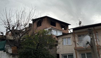 İzmir'de 3 katlı binanın çatı katında yangın