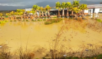 İzmir'de yağmur hayatı felç etti: Yollar ve tarım alanları sular altında