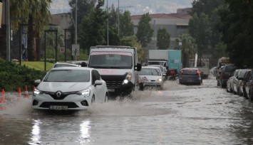 İzmir’de yağmur trafiği felç etti: Ana güzergahlarda uzun araç kuyrukları