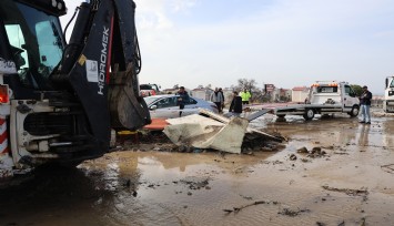 Kapanan yollar açıldı, sele kapılan araçlar kurtarıldı