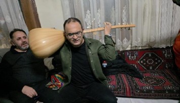 Sazı ensesine koyup tersten çalıyor: Kütahya’da hayran bırakan performans
