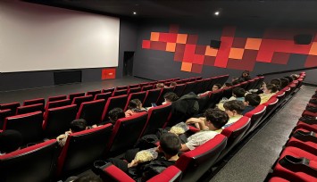 Seferihisar Belediyesi’nden çocuklara sinema sürprizi