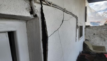 Urla'da önlemsiz temel kazısı yolu çöktürdü, evlerde derin çatlaklar oluştu