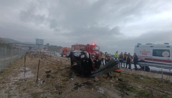 Bariyerlere çarpan otomobilde 2 kişi hayatını kaybetti