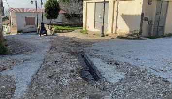 Bayındır'da sürücülerden çukur yollara tepki
