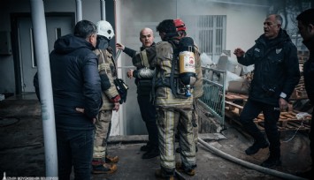 Bornova’da ayakkabı fabrikasında yangın: İşçiler tahliye edildi, alevler 45 dakikada söndürüldü