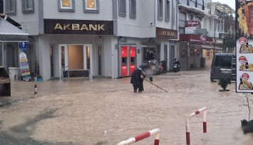Çeşme’de sağanak hayatı felç etti: Caddeler göle döndü, araçlar ilerlemekte zorlandı