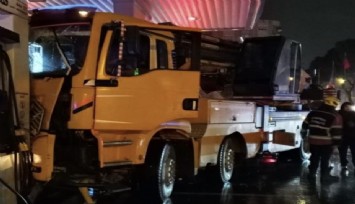 Gece yarısı korkutan kaza: Vinç akaryakıt istasyonuna girdi