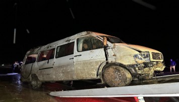 İşçi servisi şarampole devrildi: 17 yaralı