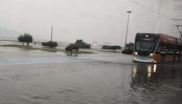İzmir’de fırtına ulaşımı vurdu: Karşıyaka tramvayı kısmi çalışıyor