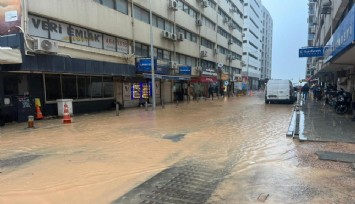 İzmir’de sağanak alarmı: Cadde ve sokaklar göle döndü, ekipler gece boyunca sahadaydı