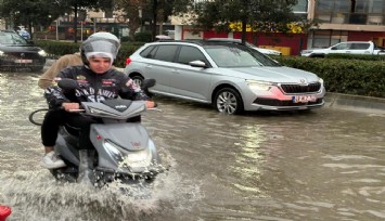 İzmir'i sağanak yağış vurdu: Kent sular altında kaldı