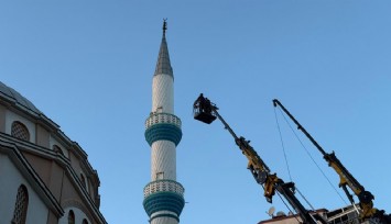 Manisa’da yağışta hasar gören minare vinçle onarıldı