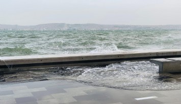 Meteoroloji uyarmıştı: İzmir Körfezi taştı