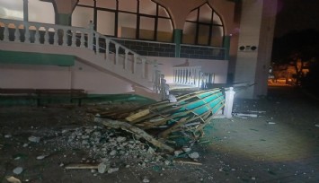 Salihli’de fırtına etkisi: Caminin minaresinin külahı düştü, ağaçlar devrildi
