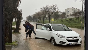 Zabıta ekipleri sağanakta mahsur kalanları sırtında taşıdı