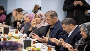 Başkan Tugay iftar ve sahurda halkla buluştu