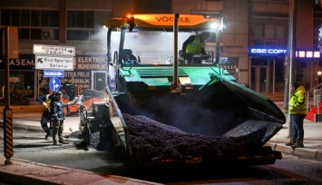 Bornova’da gece asfalt mesaisi