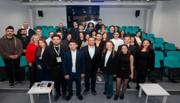 Gençler ‘Hibrit Kariyer Zirvesi’ için Konak’ta bir araya geldi
