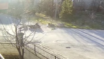 Görenleri düşündüren motosiklet kazası güvenlik kamerasında