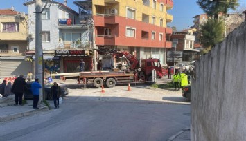 Konak'ta kontrolden çıkan vinç paniği: O anlar kamerada