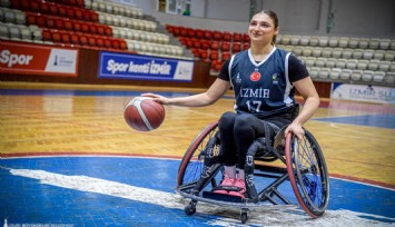 Tekerlekli sandalyede gücünü gösteren kadın sporcu